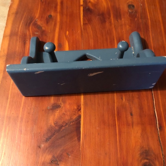 9069 Vintage Rustic Shelf Heart Embellished W 2 Hanging Pegs Painted Blue - Picture 6 of 9